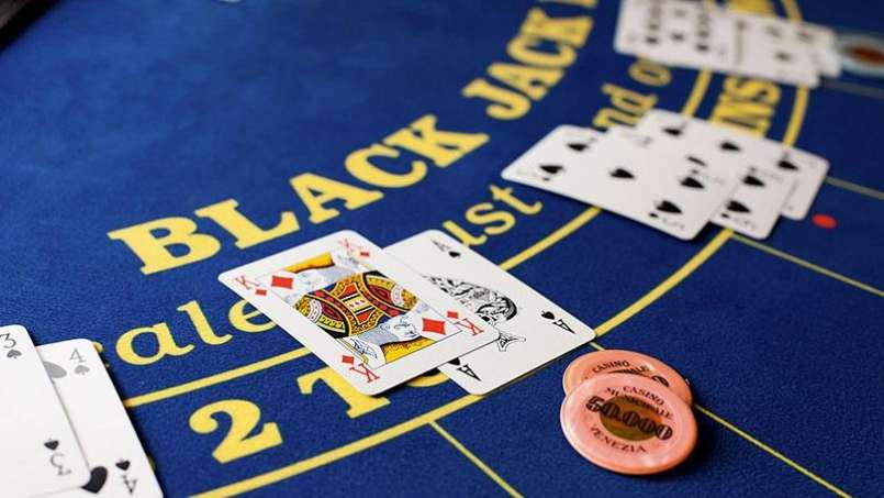 2 lá bài đầu tiên trong lượt chia blackjack